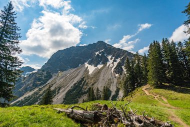 Entschenkopf, Yukarı ve Aşağı Gaisalpsee ve Allgau Alpleri 'nin muhteşem panoramik manzarasıyla kesişiyor.