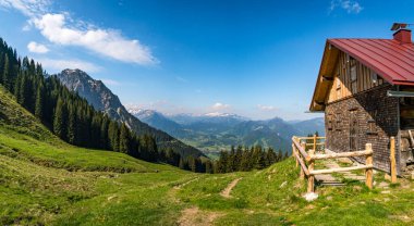 Entschenkopf, Yukarı ve Aşağı Gaisalpsee ve Allgau Alpleri 'nin muhteşem panoramik manzarasıyla kesişiyor.