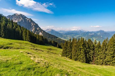 Entschenkopf, Yukarı ve Aşağı Gaisalpsee ve Allgau Alpleri 'nin muhteşem panoramik manzarasıyla kesişiyor.