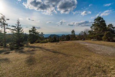 Swabian Alb 'inde Albstadt yakınlarındaki Schalksburg harabelerine muhteşem bir yürüyüş.