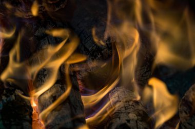 Alevli ışıltı patlaması. Kırmızı gradyan karışık renk arkaplanı. Canlı bir alev deseni..