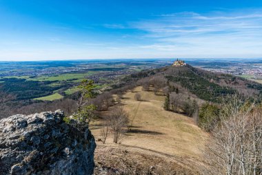 Swabian Jura 'daki Albstadt yakınlarındaki Hohenzollern Kalesi' ne fantastik bir yürüyüş.