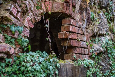 Eski bir elektrik santralinin eski bir kalıntısı.