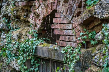 Eski bir elektrik santralinin eski bir kalıntısı.