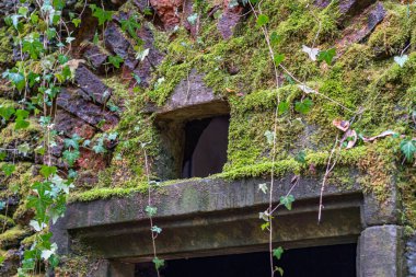 Eski bir elektrik santralinin eski bir kalıntısı.