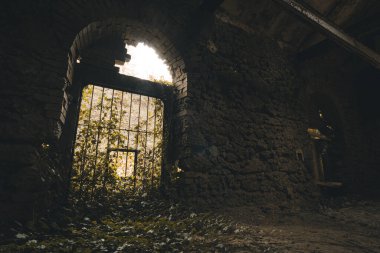 Eski bir elektrik santralinin eski bir kalıntısı.