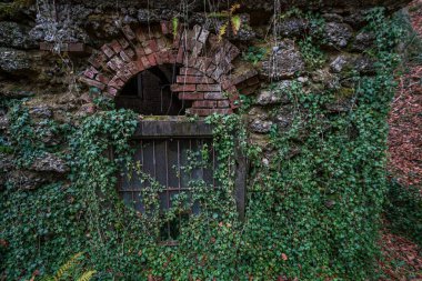 Eski bir elektrik santralinin eski bir kalıntısı.