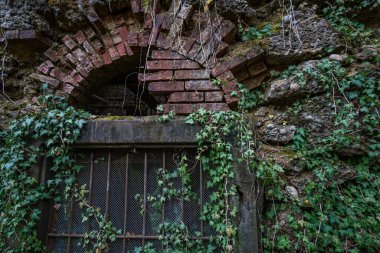 Eski bir elektrik santralinin eski bir kalıntısı.