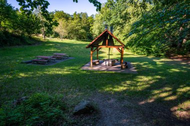 Constance Gölü 'ndeki Sipplingen yakınlarında harika manzaralı ve gizemli vadilerle muhteşem bir yürüyüş.