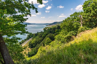 Constance Gölü 'ndeki Sipplingen yakınlarında harika manzaralı ve gizemli vadilerle muhteşem bir yürüyüş.