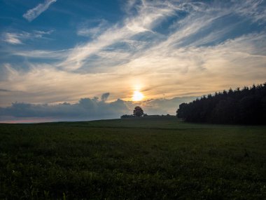 Upper Swabia 'da bir tarlada fantastik gün batımı
