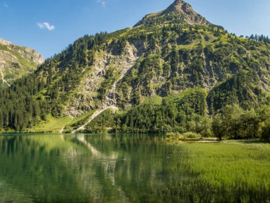 Vilsalpsee 'de şelaleli harika bir yürüyüş.