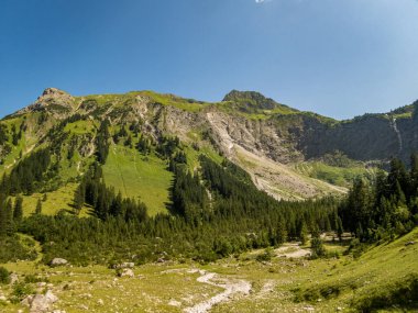 Vilsalpsee 'de şelaleli harika bir yürüyüş.