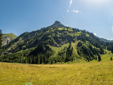 Vilsalpsee 'de şelaleli harika bir yürüyüş.