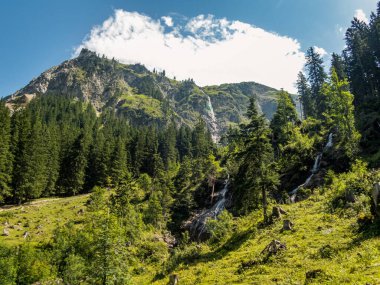 Vilsalpsee 'de şelaleli harika bir yürüyüş.