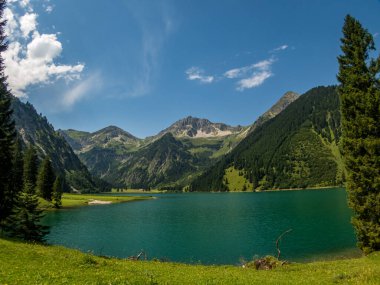 Vilsalpsee 'de şelaleli harika bir yürüyüş.