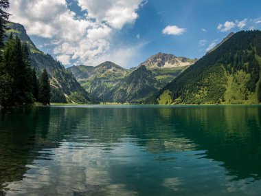 Vilsalpsee 'de şelaleli harika bir yürüyüş.