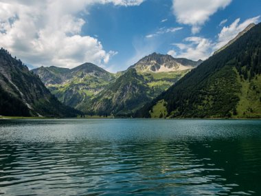 Vilsalpsee 'de şelaleli harika bir yürüyüş.