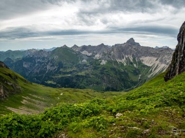 Nebelhorn 'dan Schneck, Hofats ve Oytal üzerinden Laufbacher Eck boyunca fantastik panoramik yürüyüş