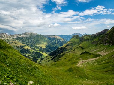 Nebelhorn 'dan Schneck, Hofats ve Oytal üzerinden Laufbacher Eck boyunca fantastik panoramik yürüyüş