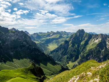 Nebelhorn 'dan Schneck, Hofats ve Oytal üzerinden Laufbacher Eck boyunca fantastik panoramik yürüyüş