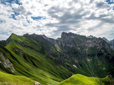 Nebelhorn 'dan Schneck, Hofats ve Oytal üzerinden Laufbacher Eck boyunca fantastik panoramik yürüyüş
