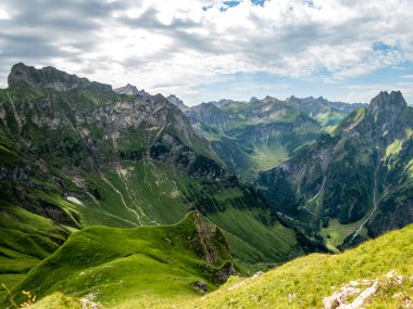 Nebelhorn 'dan Schneck, Hofats ve Oytal üzerinden Laufbacher Eck boyunca fantastik panoramik yürüyüş