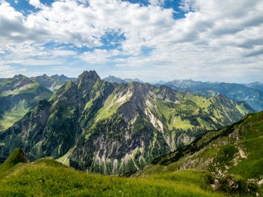 Nebelhorn 'dan Schneck, Hofats ve Oytal üzerinden Laufbacher Eck boyunca fantastik panoramik yürüyüş