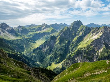 Nebelhorn 'dan Schneck, Hofats ve Oytal üzerinden Laufbacher Eck boyunca fantastik panoramik yürüyüş
