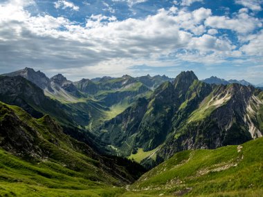 Nebelhorn 'dan Schneck, Hofats ve Oytal üzerinden Laufbacher Eck boyunca fantastik panoramik yürüyüş