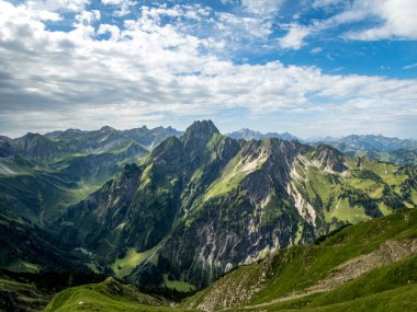 Nebelhorn 'dan Schneck, Hofats ve Oytal üzerinden Laufbacher Eck boyunca fantastik panoramik yürüyüş