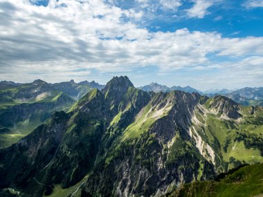 Nebelhorn 'dan Schneck, Hofats ve Oytal üzerinden Laufbacher Eck boyunca fantastik panoramik yürüyüş