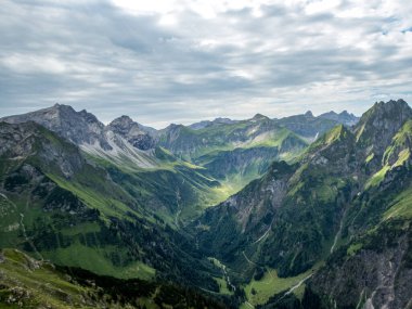 Nebelhorn 'dan Schneck, Hofats ve Oytal üzerinden Laufbacher Eck boyunca fantastik panoramik yürüyüş