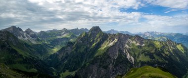 Nebelhorn 'dan Schneck, Hofats ve Oytal üzerinden Laufbacher Eck boyunca fantastik panoramik yürüyüş