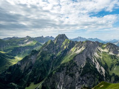 Nebelhorn 'dan Schneck, Hofats ve Oytal üzerinden Laufbacher Eck boyunca fantastik panoramik yürüyüş