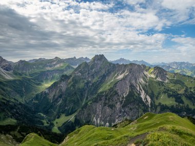 Nebelhorn 'dan Schneck, Hofats ve Oytal üzerinden Laufbacher Eck boyunca fantastik panoramik yürüyüş