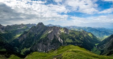 Nebelhorn 'dan Schneck, Hofats ve Oytal üzerinden Laufbacher Eck boyunca fantastik panoramik yürüyüş