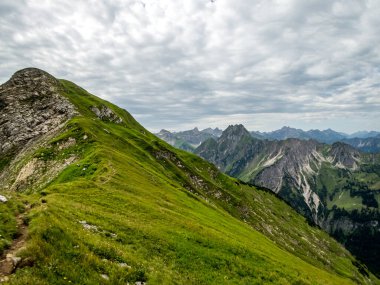 Nebelhorn 'dan Schneck, Hofats ve Oytal üzerinden Laufbacher Eck boyunca fantastik panoramik yürüyüş