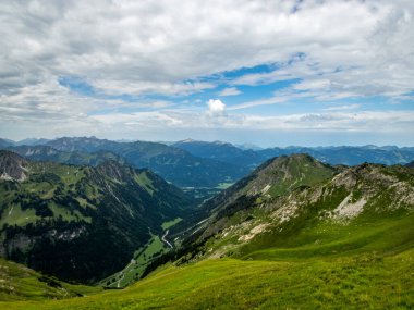 Nebelhorn 'dan Schneck, Hofats ve Oytal üzerinden Laufbacher Eck boyunca fantastik panoramik yürüyüş