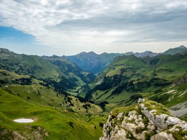 Nebelhorn 'dan Schneck, Hofats ve Oytal üzerinden Laufbacher Eck boyunca fantastik panoramik yürüyüş