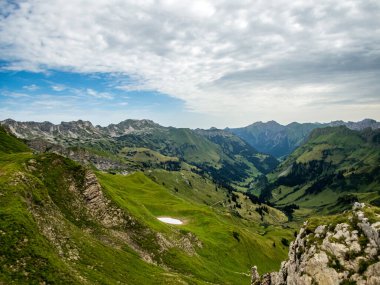Nebelhorn 'dan Schneck, Hofats ve Oytal üzerinden Laufbacher Eck boyunca fantastik panoramik yürüyüş