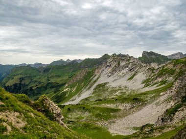 Nebelhorn 'dan Schneck, Hofats ve Oytal üzerinden Laufbacher Eck boyunca fantastik panoramik yürüyüş