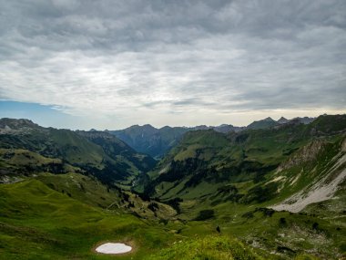 Nebelhorn 'dan Schneck, Hofats ve Oytal üzerinden Laufbacher Eck boyunca fantastik panoramik yürüyüş