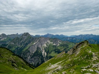 Nebelhorn 'dan Schneck, Hofats ve Oytal üzerinden Laufbacher Eck boyunca fantastik panoramik yürüyüş