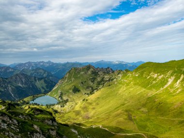 Nebelhorn 'dan Schneck, Hofats ve Oytal üzerinden Laufbacher Eck boyunca fantastik panoramik yürüyüş