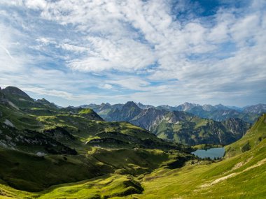 Nebelhorn 'dan Schneck, Hofats ve Oytal üzerinden Laufbacher Eck boyunca fantastik panoramik yürüyüş