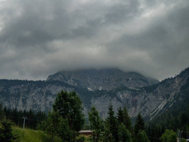 Tiroler Zugspitz Arena 'da Ehrwald yakınlarında yağmurlu bir yürüyüş.