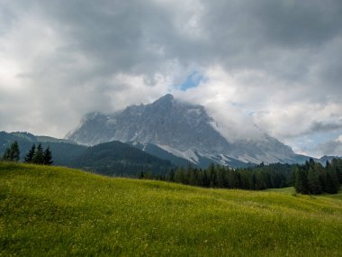 Tiroler Zugspitz Arena 'da Ehrwald yakınlarında yağmurlu bir yürüyüş.