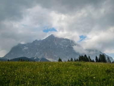 Tiroler Zugspitz Arena 'da Ehrwald yakınlarında yağmurlu bir yürüyüş.