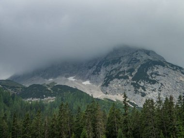 Tiroler Zugspitz Arena 'da Ehrwald yakınlarında yağmurlu bir yürüyüş.